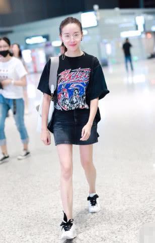 董洁38岁就开始戴老花镜了？还用绳子绑着，意外非常时尚！