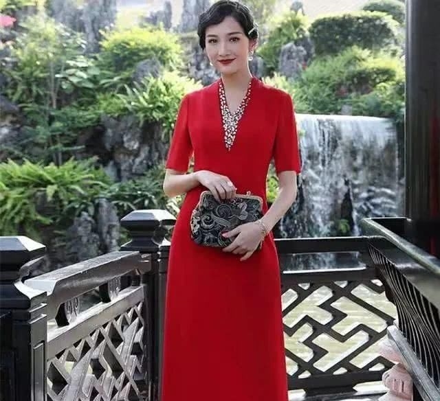 『女人』建议四十岁女人,早秋就穿这几款裙装,趁年轻赶紧美起来