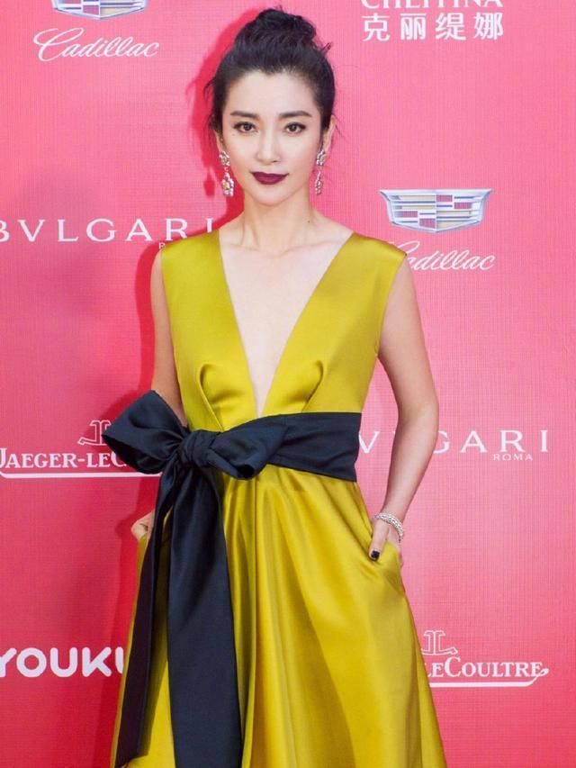 这些颜色一般人不敢穿，周冬雨美成少女，李冰冰气场全开!