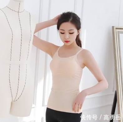 修身有型的打底裤美女，秀出纤细小蛮腰，富有女性风韵！