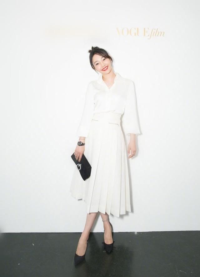 白百何靠自己的衣品成功洗白，一条黑裙子，穿出骨感美!