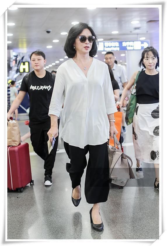 金星和杨丽萍都是现代舞蹈家，可同现机场，气质差距竟如此尴尬？