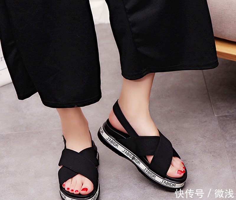 姐姐你的凉鞋落伍了，现在流行这样的慵懒风凉鞋，穿上特别时尚