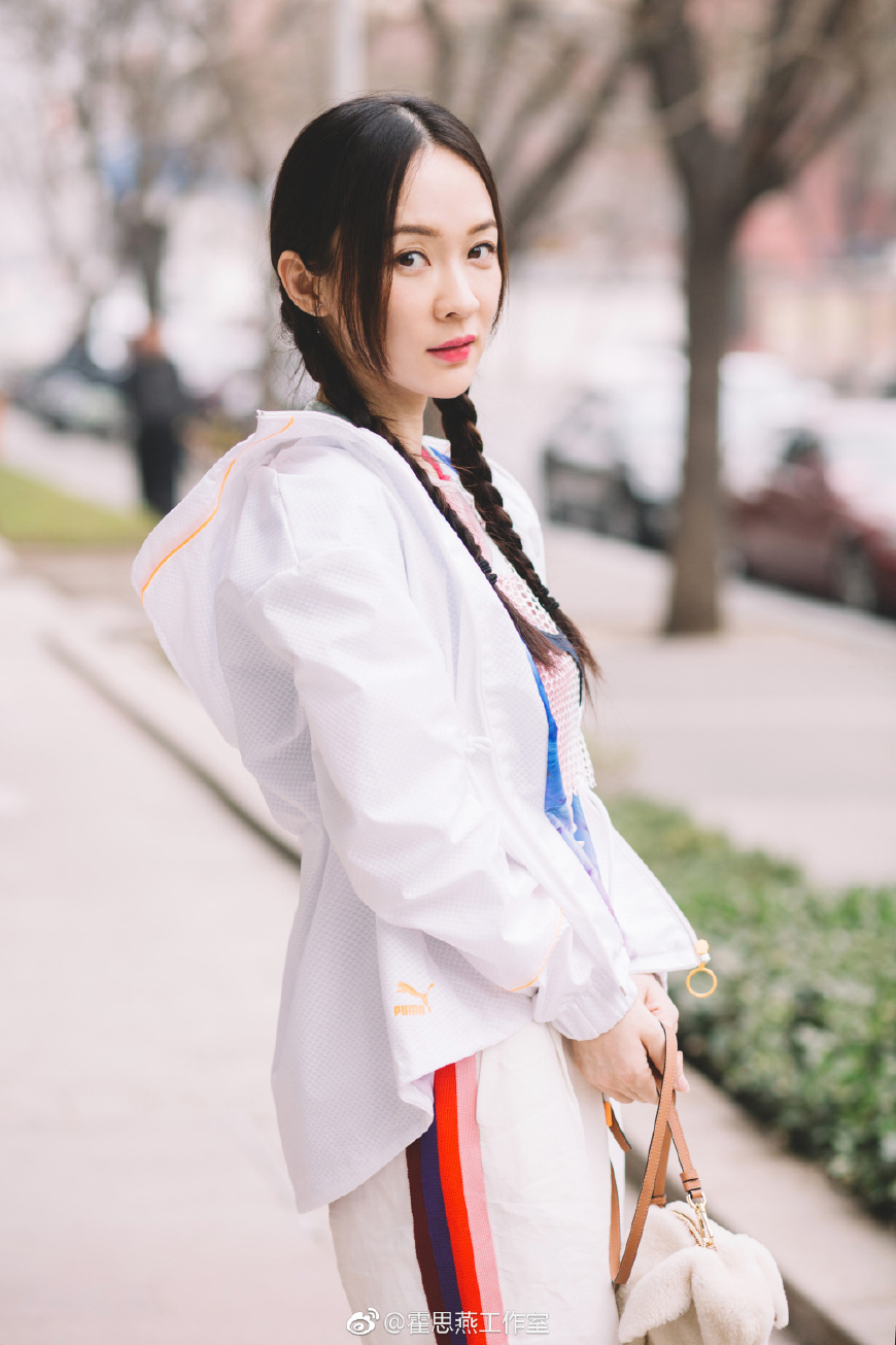 34岁江一燕厉害了！一袭蓝色连衣裙女神范十足，网友：比霍思燕美