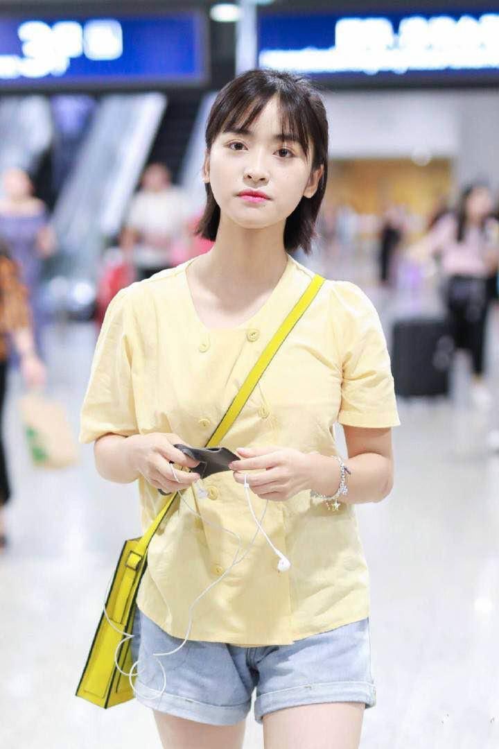 沈月的腿终于细了，机场炫腿，“泥石流”到“清流”的成功转型?