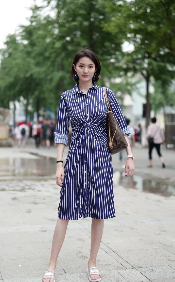 街拍：穿着时尚清凉的长腿小姐姐，低调又有韵味！