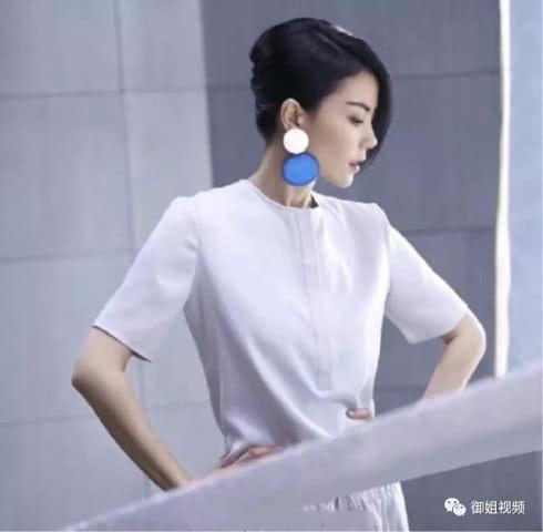 王菲快50岁了，年纪越大越会穿，网友：得到了谢霆锋的滋润！