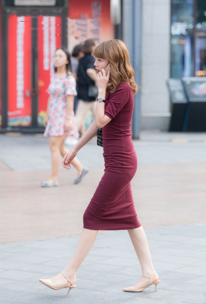 路人街拍：回眸一笑百媚生，7月孙允珠的背影简洁又清爽