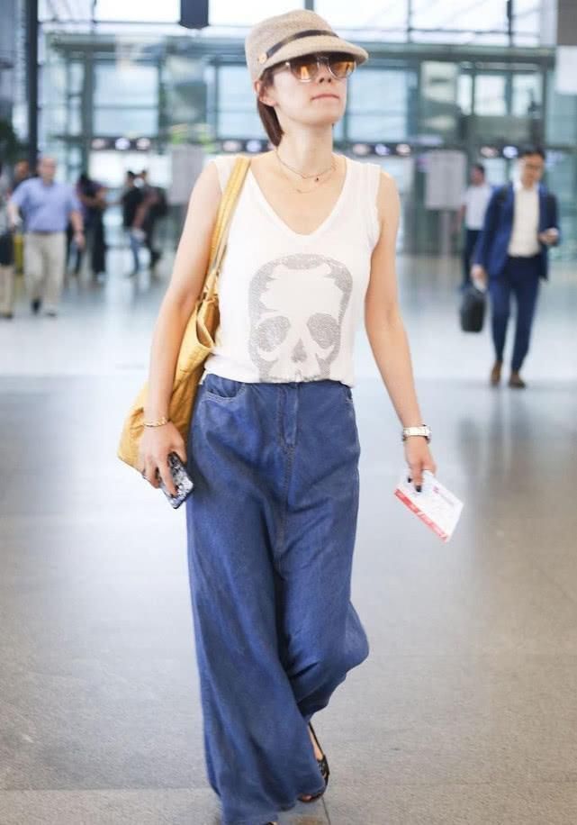 42岁的马伊琍真会打扮，穿破成这样的牛仔裤，够时尚