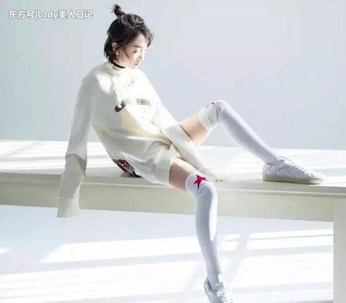 大长腿的造型很难凹吗？李溪芮实践告诉，开叉裙就能轻松做到