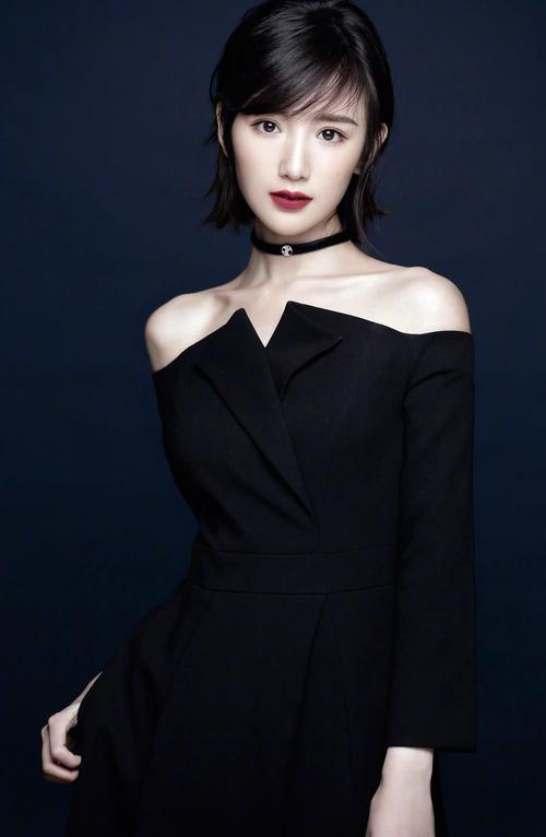 毛晓彤一改甜美风，一脸高冷，网友：摊上坑女儿的爹也是很无奈！