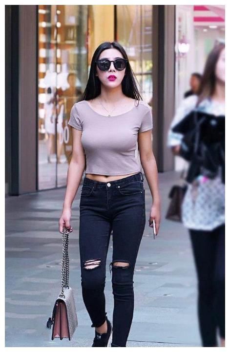 街拍：图五美女穿深v吊带镂空裙，真是性感的想让人一直看！