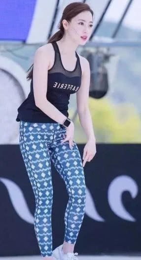 健身的小姐姐小姐姐上面身穿一个短体恤上面还有一点透视的效果显