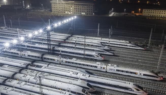 日本游客体验中国高铁，当面指出两处两大缺点，网友：认同