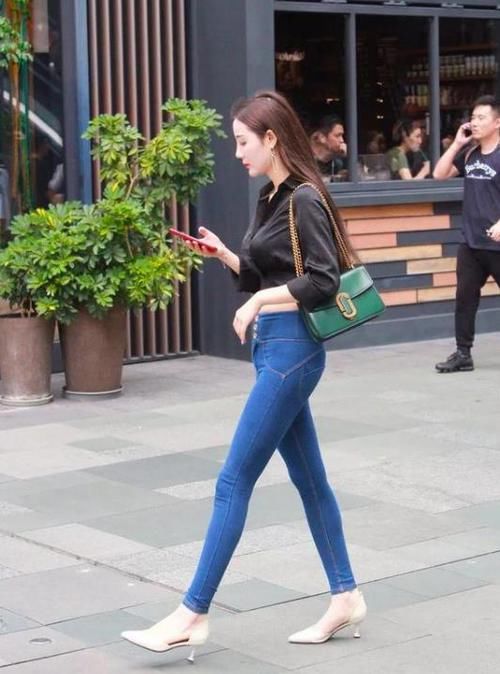 【美女】潮范儿女神来了,街拍:灼灼其华的美女,一件卡其色上衣配白色裙子,时尚气质风范