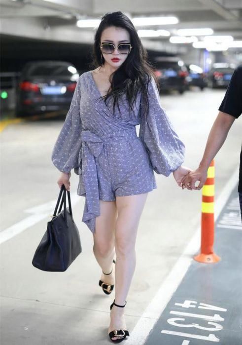 冉莹颖现身机场，全身只穿一件连体裤，网友：难怪邹市明贴身跟随