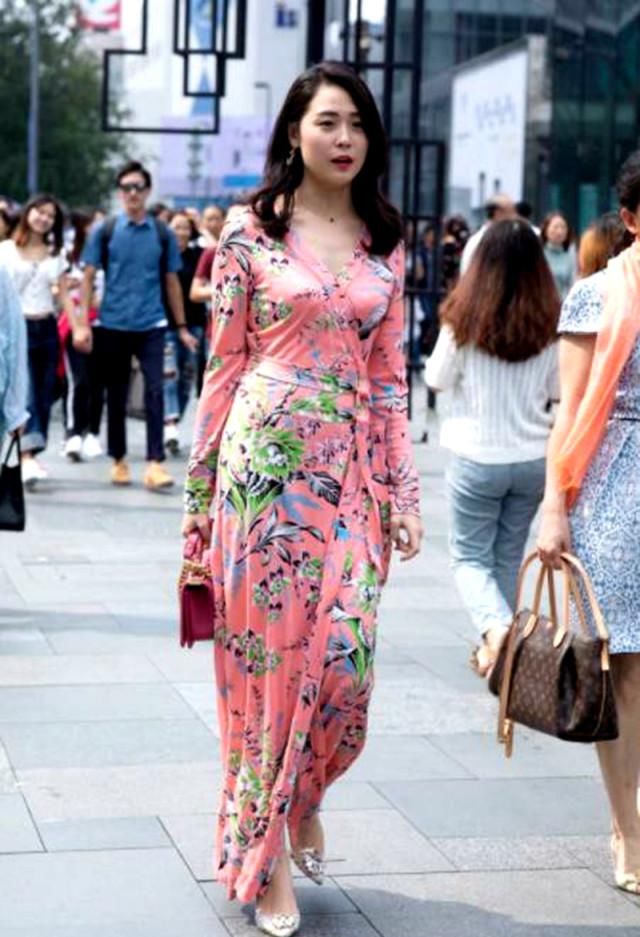  [忍不住]印花连衣裙怎么穿出时尚感? 美女这么穿搭, 异性忍不住想搭讪!