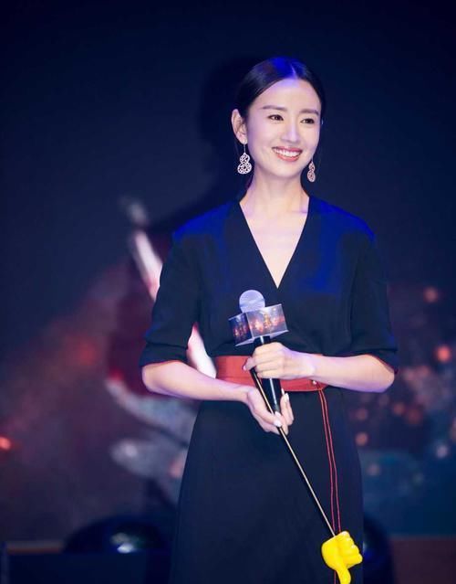  『美艳』Angelababy果然有颜任性，白色吊带连衣裙性感优雅，美艳不可方物