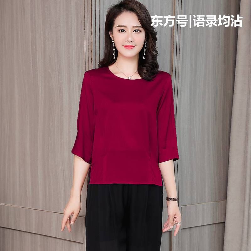 50岁女人别穿的那么老气，薄而不透的真丝衫，让你年轻不止十岁