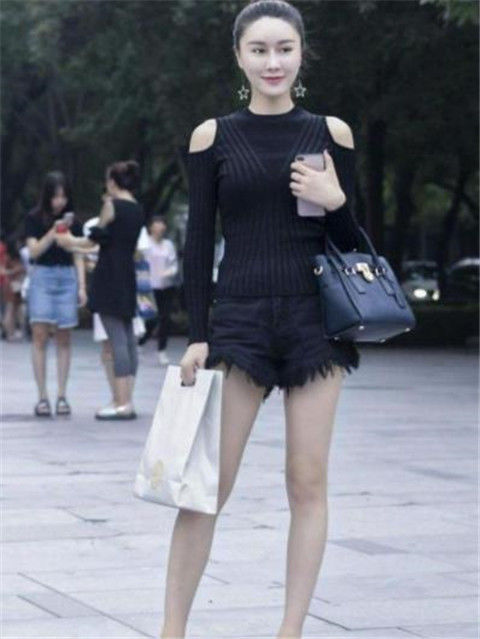 美女:街拍:长发美女身穿粉色T恤,甜美百褶裙清新又大方