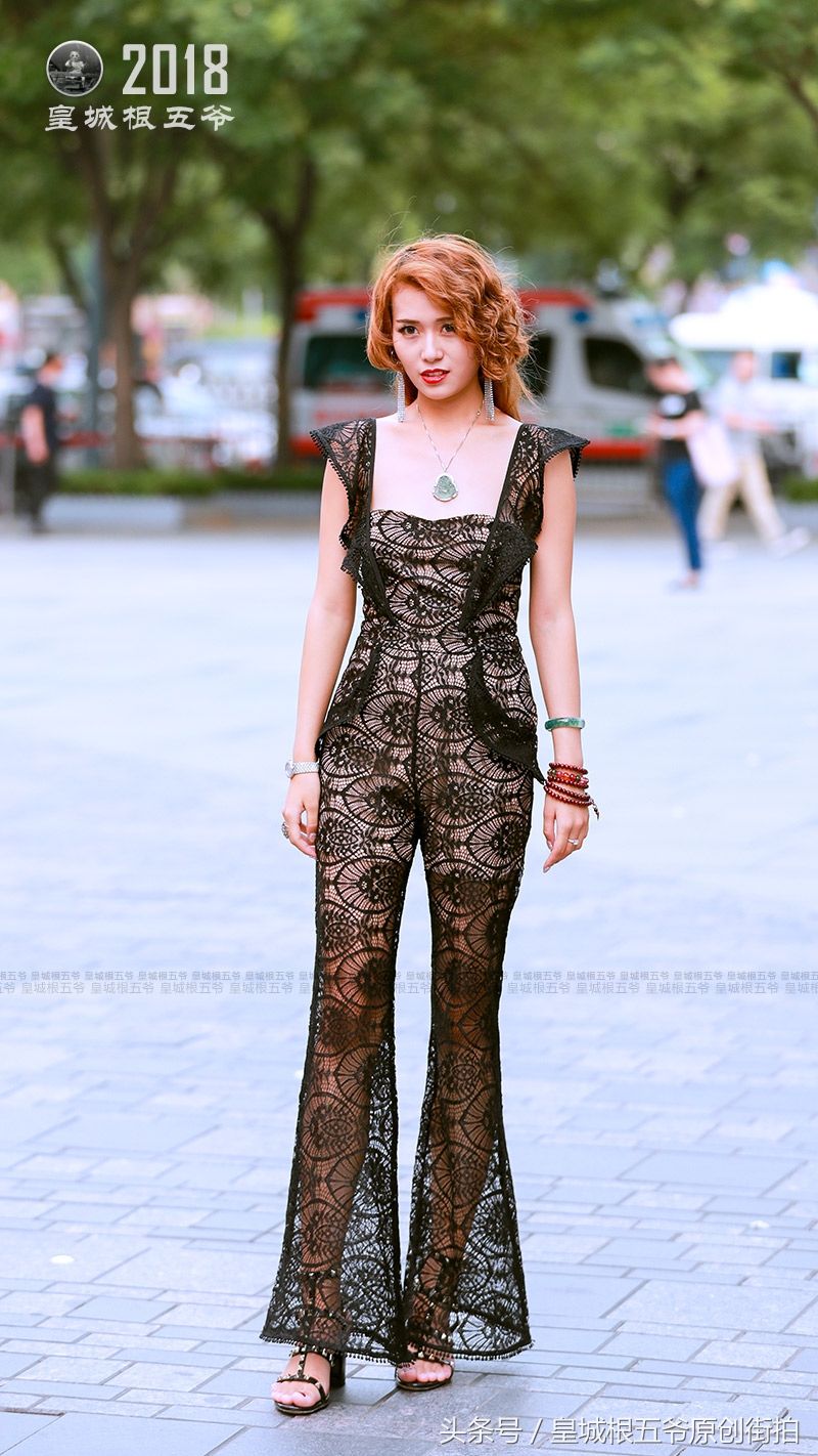 街拍:想要穿的时髦漂亮又有气质，连衣裙是一个不错的选择