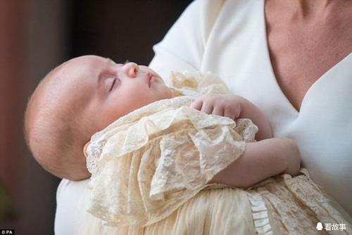 凯特生完老三一下子老好多,连锁骨上都是细纹,却靠气质艳压全场