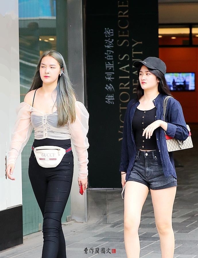 美女■街拍：穿出青春动感的瑜伽裤美女