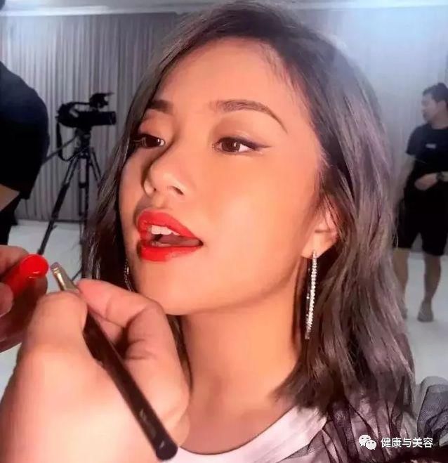 眼妆对于女生有多重要？看看整容级别的王菊就知道