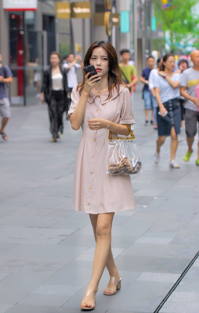 街拍路人，尽显优雅大气的时尚穿搭参考，让你美的令人一见倾心！