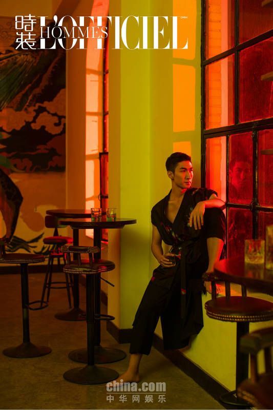 武大靖解锁时尚大片 光影交错尽显绅士魅力