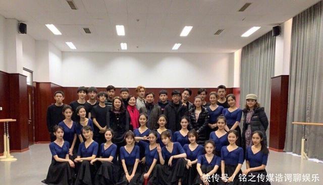 易烊千玺李兰迪胡先煦合照