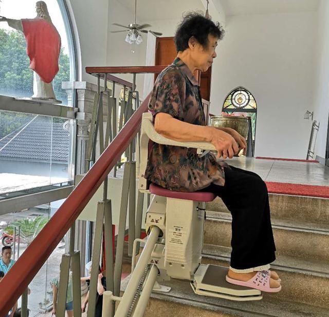 外国人发明楼道电梯，老年人上下楼太简单，没电梯的老房子有福了