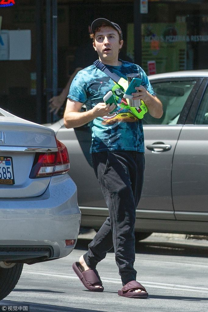 女星梅根与未婚夫现身一路未牵手感情凉凉？身材发福穿着土气似街