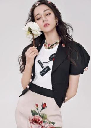 迪丽热巴在高跟鞋里穿冬袜，尬到窒息，确定不是一个假人？