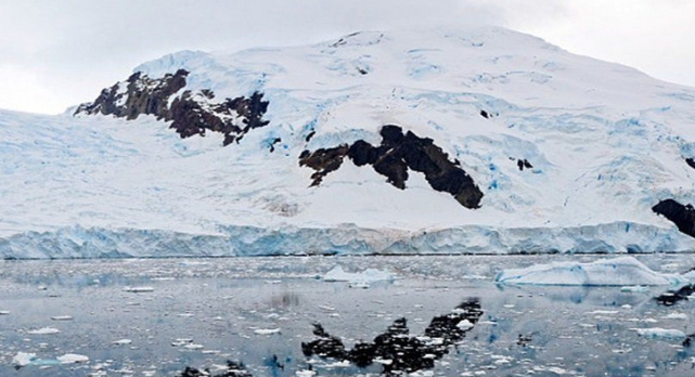 地球“发烧”63度，红绿灯融化汽车被阳光点燃，专家：并非巧合