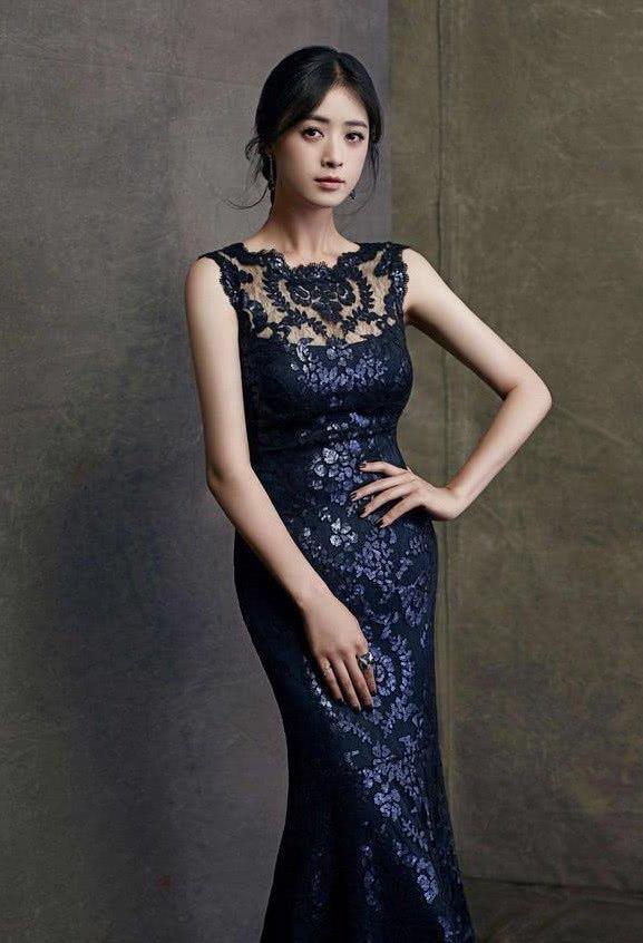 蒋欣体重90了？穿上这条黑色长裙的她，身材苗条堪比杨幂！