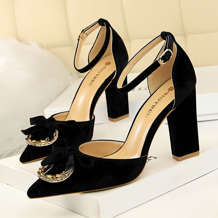 太美了!1米5媳妇穿这样的“高跟鞋”，看着有1米6