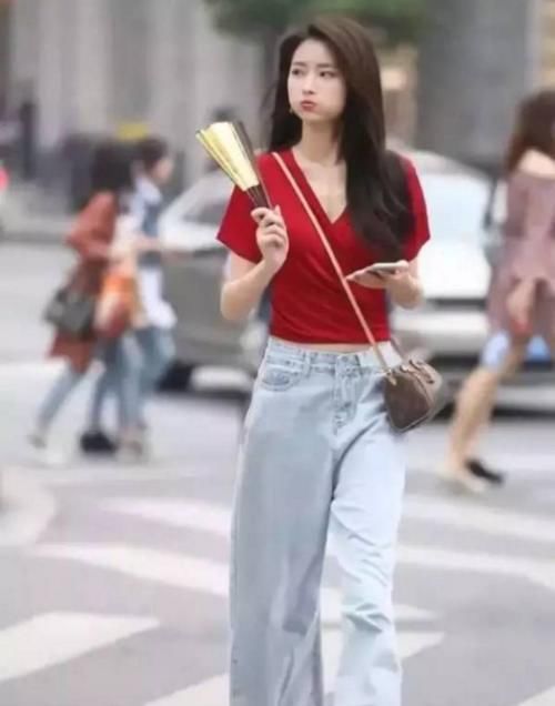 「麻袋」“大丈夫”的麻袋牛仔裤,嘟嘴女神的小扇子,网友:太美了!
