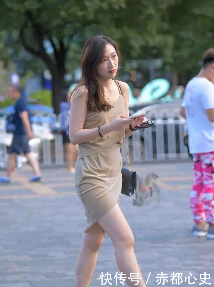  「看起来有些」街拍：时尚靓丽的小姐姐，吊带衣加热裤，展现靓丽身姿