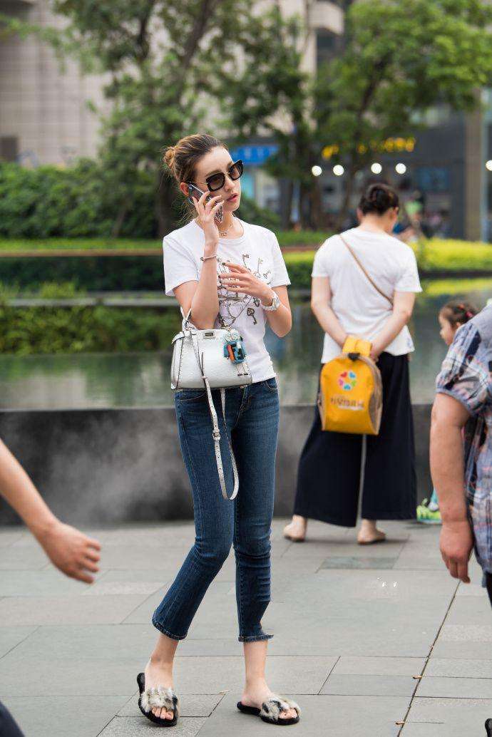 街拍: 美女清纯风吊带长裙, 满满的小女人风格