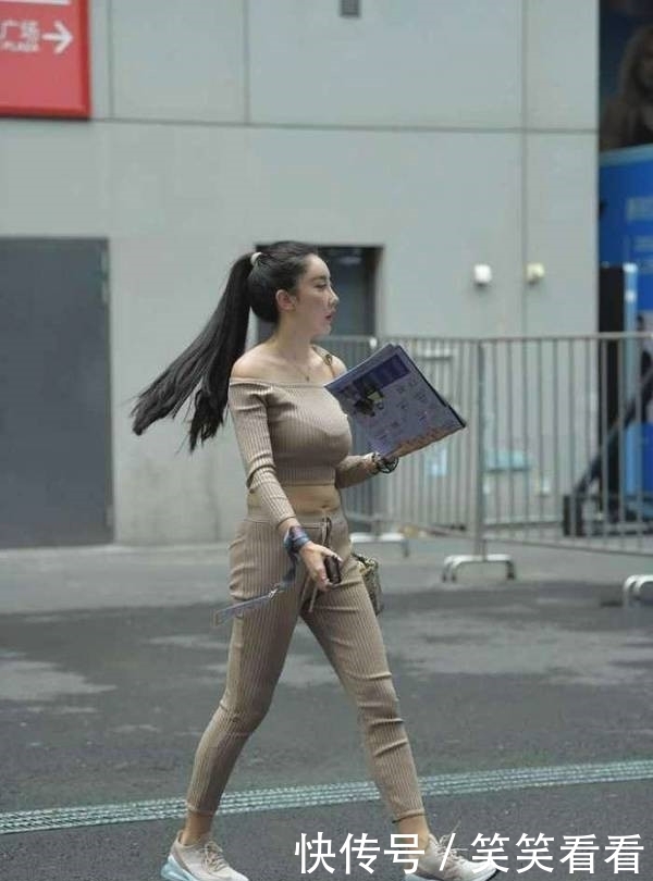  「度过」美女街拍小姐姐穿针织套装出街, 度过一个“温情”的秋天