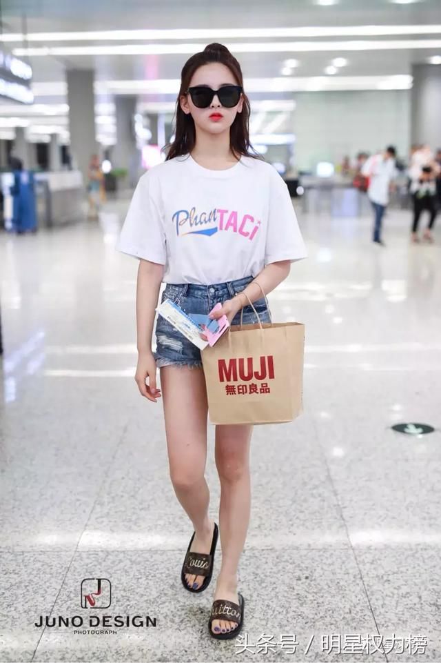 女明星私服PK，穿搭效果最佳的竟是她？