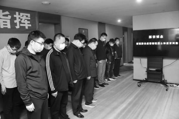  『广场』今日10时，郑州鸣防空警报，全市降半旗志哀