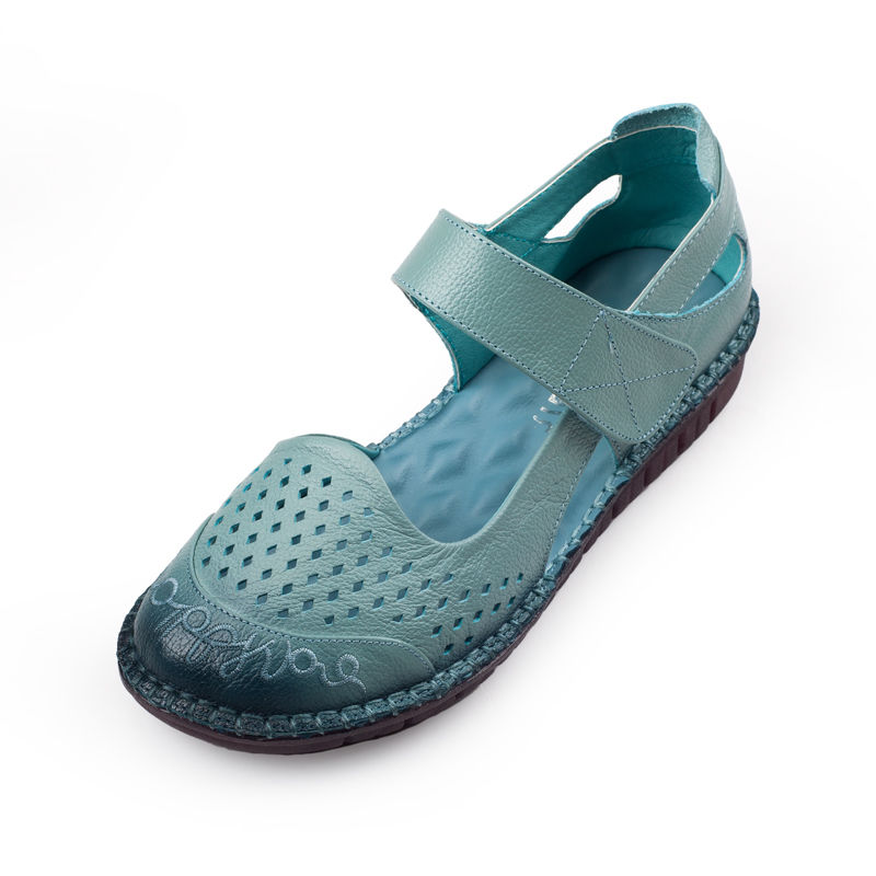 今秋很流行穿这平底鞋,再搭配一条牛仔裤,居然出奇的美嫩