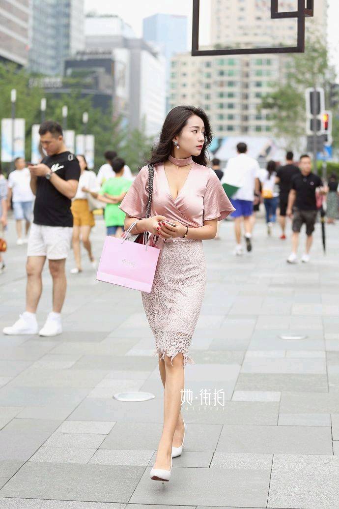 漂亮的小姐姐长发飘飘，含蓄的纹身有一种隐约美!