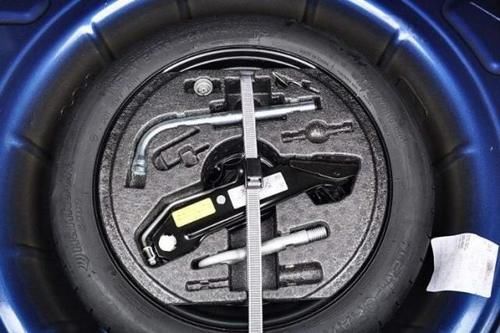  #维修工#高速换备胎被扣12分？维修工给你支一招，不扣分也不罚