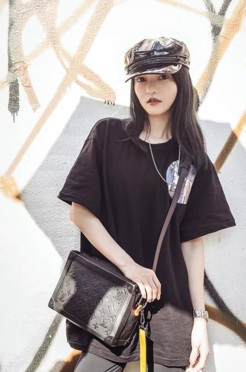  [时髦]春风似剪刀，挡风的“漆皮”不容错过，时髦又百搭，酷女孩必备！