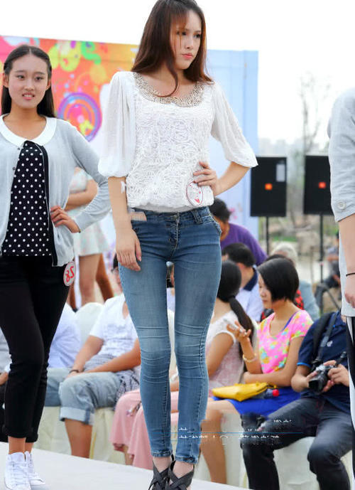 时尚模特评选，气质小姐姐紧身裤勾勒迷人曲线，不笑也倾城