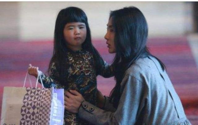  #影响#''妈妈，我们家是不是很穷？''两位宝妈的不同回答，影响孩子一生