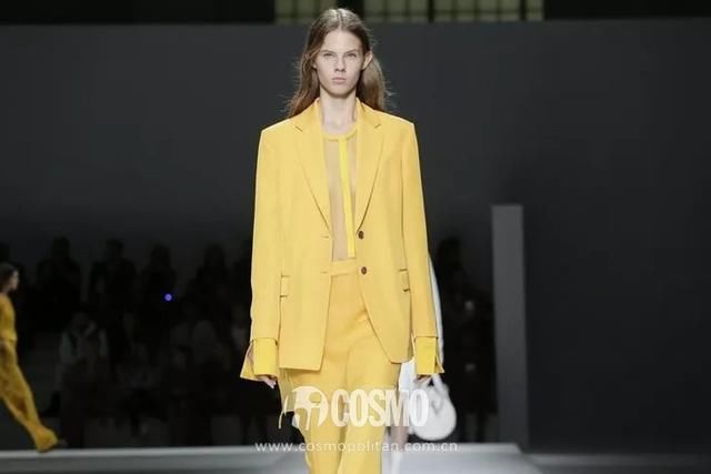 T型台｜艾玛罗伯茨这一身真好看，不过这是去看秀还是去上班？